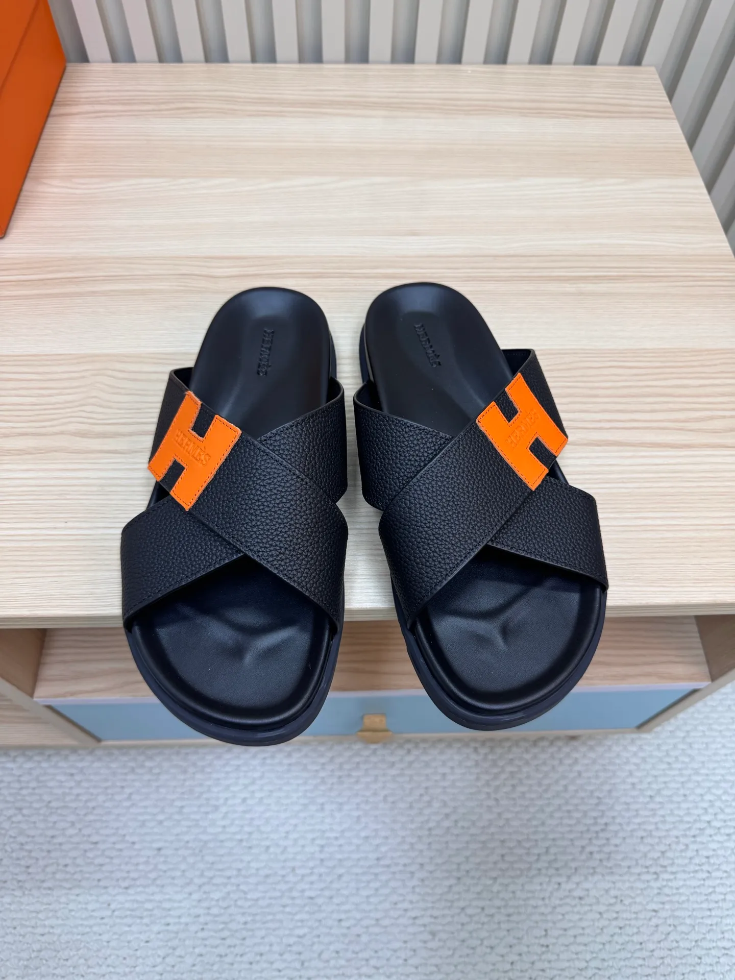 🅿️300💰Couple style 25 latest cross-slippers Hermes 🐎The extremely popular couple style second uncle slippers/latest hardware buckle sandals and slippers, paired with various colorful socks, so trendy!           ———————— Upper: Imported pebbled cowhide Lining: Imported cowhide Outsole: Tpu non-slip and wear-resistant outsole Female size: 35-42 (40.41.42 non-refundable and non-exchangeable) Male size: 39-46 (45.46 non-refundable and non-exchangeable) Long-term spot Couple model 37-46